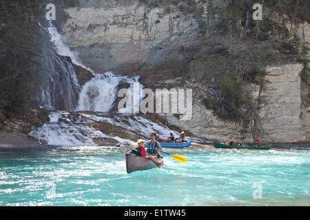 Mehrere Familien genießen Flussfahrt in Kanus und ein Floß auf Kootenay-River, Kootenay National Park, BC, Kanada. Stockfoto