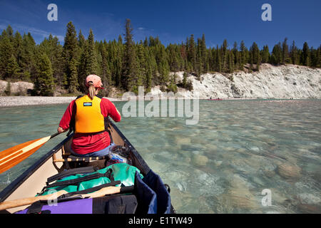 Frau auf Flussfahrt in Kanus auf Kootenay-River, Kootenay National Park, BC, Kanada. Stockfoto