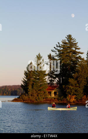 Paar Paddel Kanu auf Quelle See, Algonquin Park, Ontario, Kanada. Stockfoto