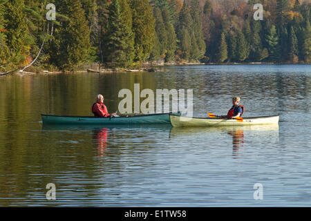 Ehepaar im Ruhestand Kajak auf Quelle See, Algonquin Park, Ontario, Kanada. Stockfoto