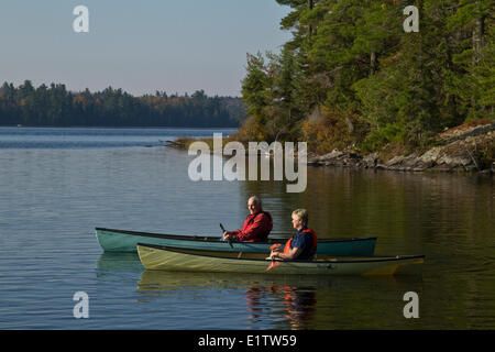 Ehepaar im Ruhestand Kajak auf Quelle See, Algonquin Park, Ontario, Kanada. Stockfoto