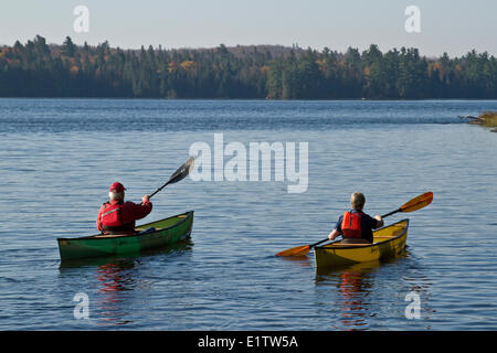 Ehepaar im Ruhestand Kajak auf Quelle See, Algonquin Park, Ontario, Kanada. Stockfoto