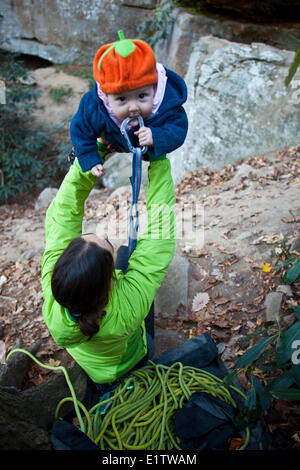 Ein junges Mädchen am Fels, Red River Gorge, Kentucky Stockfoto