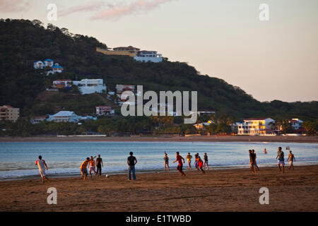 lokale Jugend Fußball spielen. San Juan del Sur, Nicaragua Stockfoto