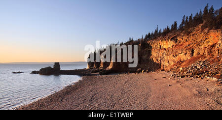 Zerklüftete Küstenlinie entlang der Halbinsel Cape Split, gesehen bei Ebbe und Sunset Bay Of Fundy Küste Nova Scotias. Stockfoto