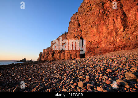 Zerklüftete Küstenlinie entlang der Halbinsel Cape Split, gesehen bei Ebbe und Sunset Bay Of Fundy Küste Nova Scotias. Stockfoto