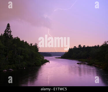 Eine Schraube Wolke zum Boden Blitzeinschläge zweiten See in Windsor Junction Nova Scotia als ein Sommergewitter bewegt sich durch die Stockfoto