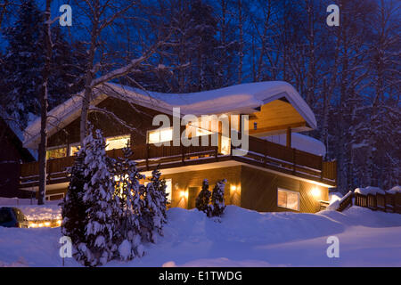 Alphütte unter frische Schneedecke in Fernie, BC, Kanada. Stockfoto