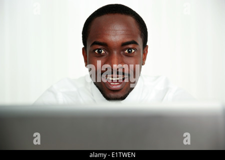 Porträt eines überrascht afrikanischen Mannes im Büro Stockfoto