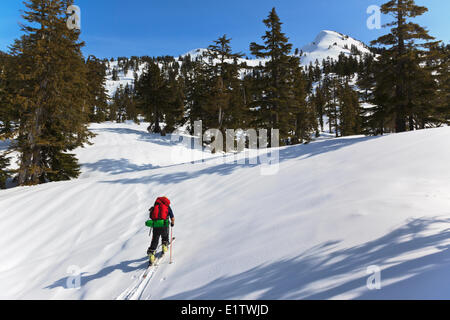 Ein Skifahrer steigt den Weg an Edwards See Hütte auf dem Weg zu Mt. Steele Hütte im Tetraeder Provincial Park an der Sunshine Coast Stockfoto