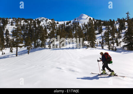 Ein Skifahrer steigt den Weg an Edwards See Hütte auf dem Weg zu Mt. Steele Hütte im Tetraeder Provincial Park an der Sunshine Coast Stockfoto