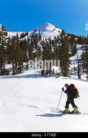 Ein Skifahrer steigt den Weg an Edwards See Hütte auf dem Weg zu Mt. Steele Hütte im Tetraeder Provincial Park an der Sunshine Coast Stockfoto