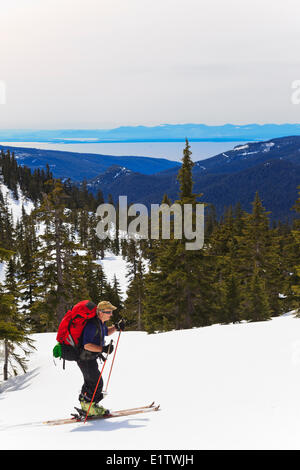 Ein Skifahrer steigt den Weg an Mt. Steele Kabine im Tetraeder Provincial Park an der Sunshine Coast British Columbia Kanada. Nein Stockfoto