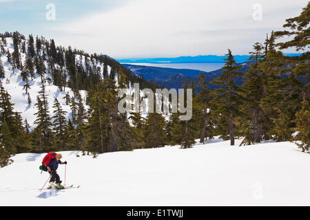 Ein Skifahrer steigt den Weg zum Mt. Steele Kabine im Tetraeder Provincial Park auf der Sunshine Coast British Columbia Kanada. Stockfoto