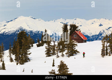 Ein Skifahrer steigt den Weg zum Mt. Steele Kabine im Tetraeder Provincial Park auf der Sunshine Coast British Columbia Kanada. Stockfoto