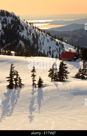 Die Sonne geht auf Mt. Steele Hütte im Tetraeder Provincial Park an der Sunshine Coast mit der Strait Georgia Vancouver Island Stockfoto