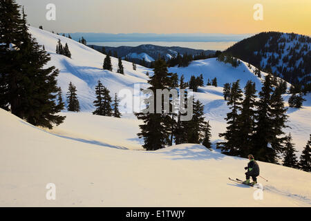 Ein Skifahrer senkt sich der Hang unterhalb Mt. Steele im Tetraeder Provincial Park auf der Sonnenschein-Küste von British Columbia, Kanada. N Stockfoto