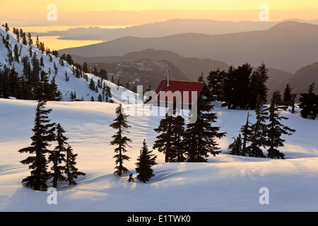 Die Sonne geht auf Mt. Steele Hütte im Tetraeder Provincial Park an der Sunshine Coast mit der Strait Georgia Vancouver Island Stockfoto