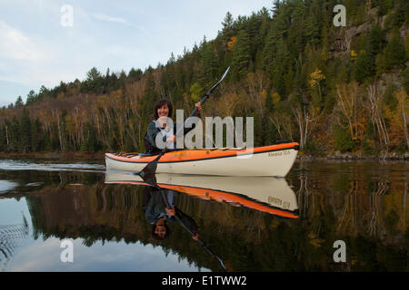 Junge Frau Paddel Kajak auf Habichtsbitterkraut See, Muskoka, Ontario, Kanada. Stockfoto