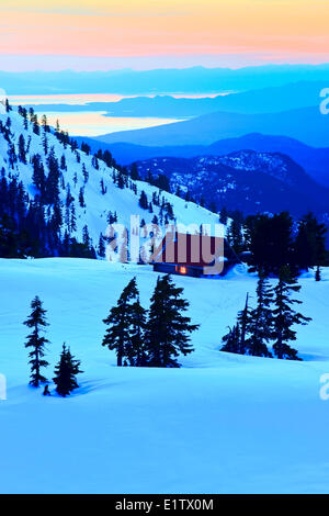 Einbruch der Dunkelheit senkt sich über Mt. Steele Hütte im Tetraeder Provincial Park, Sunshine Coast, British Columbia Kanada Stockfoto