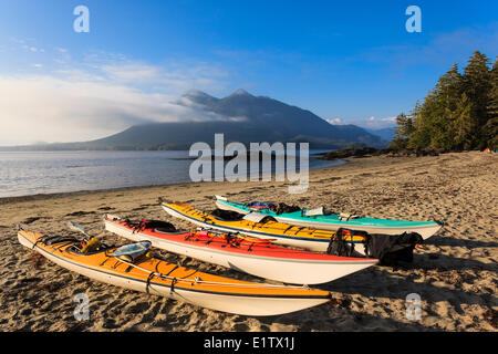 Kajaks säumen den Strand auf Vargas-Insel mit der Katze Gesicht im Hintergrund Clayoquot Sound, British Columbia, Kanada. Stockfoto