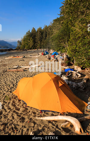 Ein Kajak-Camp auf Vargas Insel Clayoquot Sound in British Columbia, Kanada. Model Released Stockfoto