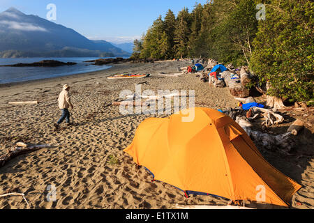 Ein Kajak-Camp auf Vargas Insel Clayoquot Sound in British Columbia, Kanada. Model Released Stockfoto