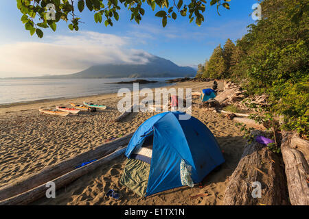 Ein Kajak-Camp auf Vargas Insel Clayoquot Sound in British Columbia, Kanada. -Modell veröffentlicht. Stockfoto