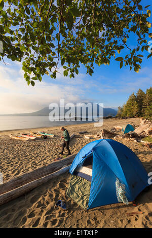 Ein Kajak-Camp auf Vargas Insel Clayoquot Sound in British Columbia, Kanada. Model Released Stockfoto