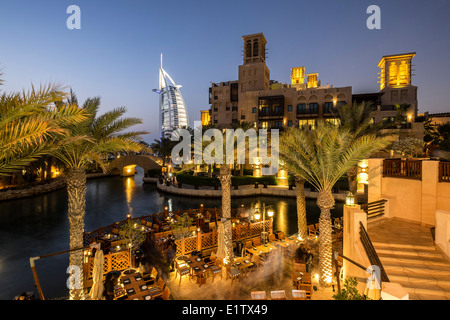 Abends Blick auf Vergnügungsviertel Madinat Jumeirah und Burj al Arab Hotel in Dubai Vereinigte Arabische Emirate Stockfoto
