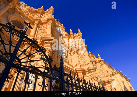 Fassade der Kathedrale von Guadix in der Stadt von Guadix, Provinz Granada, Andalusien (Andalusien), Spanien, Europa. Stockfoto
