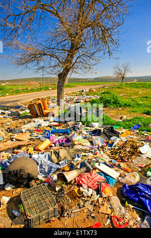 Müll/Verschmutzung entlang einer Landstraße in der Provinz Jaen, Andalusien (Andalusien), Spanien, Europa. Stockfoto