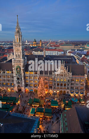 Antenne in der Abenddämmerung in der Christkindlmarkt (Weihnachtsmarkt) in den Marienplatz außerhalb der Neues Rathaus (New City Hall) anzeigen Stockfoto