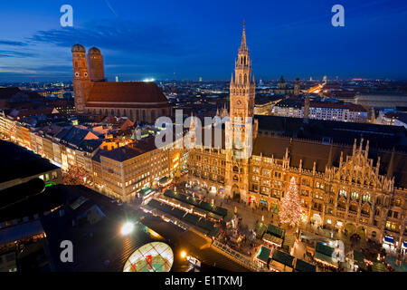 Luftaufnahme der Weihnachtsmärkte in den Marienplatz außerhalb des neuen Rathauses mit der Frauenkirche (Dom unserer gesegneten Stockfoto