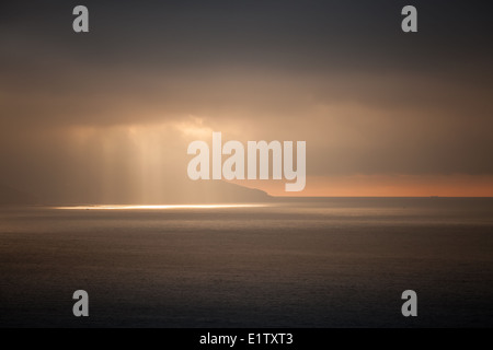 Hellen Sonnenlichts gehen durch stürmischen Wolken. Tanger Bucht, Marokko Stockfoto