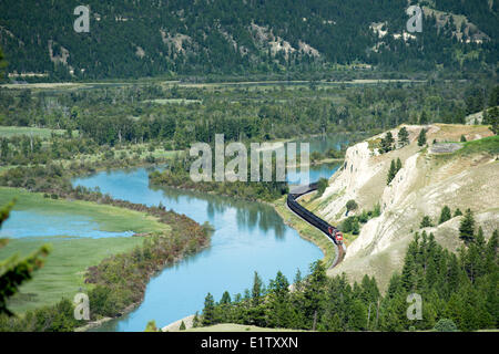 Ein kanadischer Pazifik (CP)-Güterzug fährt entlang des Columbia Rivers Feuchtgebiete in der Nähe von Radium Hot Springs, BC, Kanada. Stockfoto