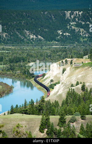 Ein kanadischer Pazifik (CP)-Güterzug fährt entlang des Columbia Rivers Feuchtgebiete in der Nähe von Radium Hot Springs, BC, Kanada. Stockfoto