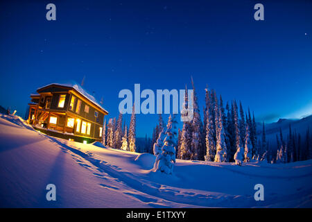 Die Wärme einer Berghütte. Sol-Mountain Lodge, Monshee Hinterland, Revelstoke, BC Stockfoto