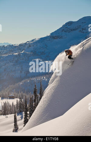 Ein Mann Skifahren Tiefschnee während Skitouren am Sol Berg, Monashee Backcountry, Revelstoke, BC Stockfoto