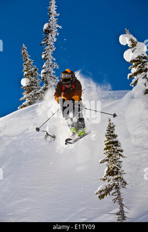 Ein männlicher Backcountry Skifahrer Tropfen eine Klippe während, Skitouren, Sol Berg, Monashee Backcountry, Revelstoke, BC Stockfoto