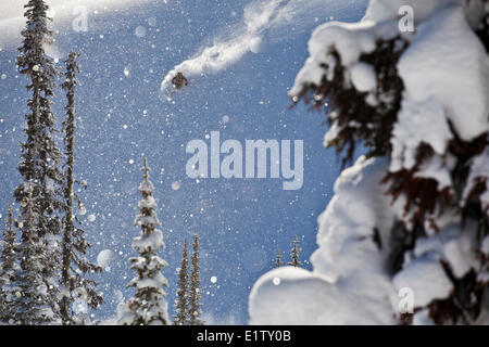 Ein Mann Skifahren Tiefschnee während Skitouren am Sol Berg, Monashee Backcountry, Revelstoke, BC Stockfoto