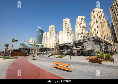 Neue gemischte Nutzung Einzelhandels- und Immobilienentwicklung The Beach am Wasser aus The Walk am JBR in Dubai Vereinigte Arabische Emirate Stockfoto