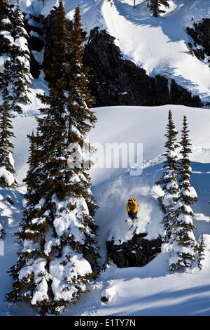 Ein männlicher Backcountry Skifahrer Tropfen eine Klippe während, Skitouren, Sol Berg, Monashee Backcountry, Revelstoke, BC Stockfoto