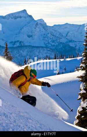 Ein Mann Skifahren Tiefschnee während Skitouren am Sol Berg, Monashee Backcountry, Revelstoke, BC Stockfoto