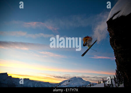 Ein männlicher Backcountry Skifahrer Tropfen eine Klippe während, Skitouren, Sol Berg, Monashee Backcountry, Revelstoke, BC Stockfoto