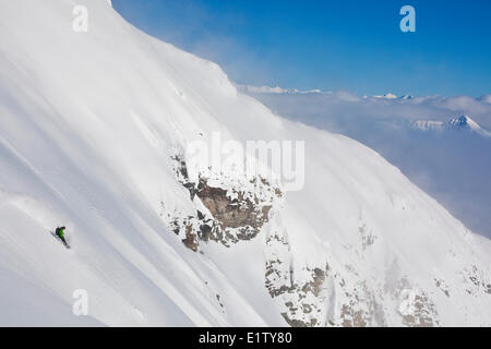 Ein männlicher Backcountry-Snowboarder reitet eine Steilwand auf Mt Cartier, Revelstoke, BC Stockfoto