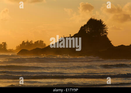 Menschen stehen auf den Felsen am Sunset Point Cox Bay Beach in der Nähe von Tofino auf Vancouver Island im Clayoquot in British Columbia Kanada Stockfoto