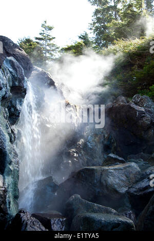 Die dampfenden natürliche heiße Mineralquellen in Hot Springs Cove in Maquinna Provincial Park auf Vancouver Island in der Nähe von Tofino Stockfoto