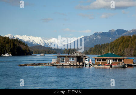 Häuser in Tofino, Britisch-Kolumbien, Kanada auf Vancouver Island im Clayoquot Sound Biosphärenreservat zu schweben. Stockfoto