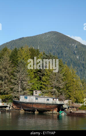 Ein Schwimmer Hausboot auf einer Insel in der Nähe von Tofino auf Vancouver Island im Clayoquot Sound Biosphäre in British Columbia Kanada Stockfoto